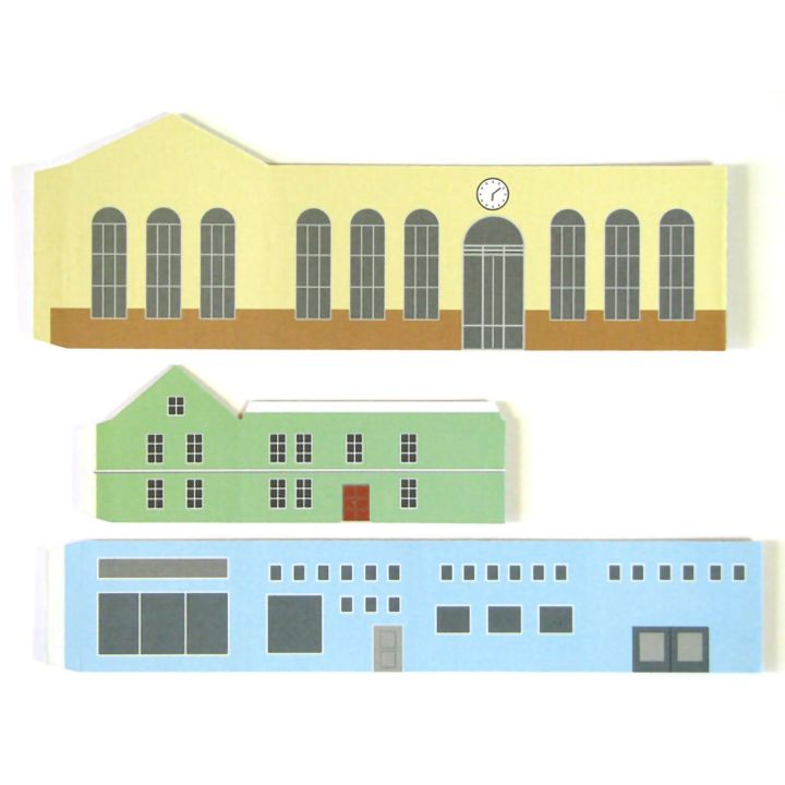 Gra w „Dworzec Kolejowy” na planszy 3D – Mapa z puzzli z budynkami i pociągiem | Twórcza zabawa w podróże