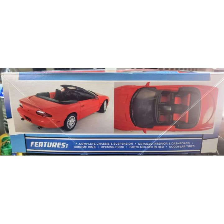 Chevy Camaro Convertible 1994 – Kabriolet lat 90. z USA | Model plastikowy do sklejania AMT (skala 1:20, długość 24 cm)